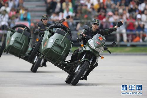 驻澳门部队举行军营开放活动，女兵进行摩托车驾驶演示（2019年5月2日摄）。新华社发（叶华敏 摄）