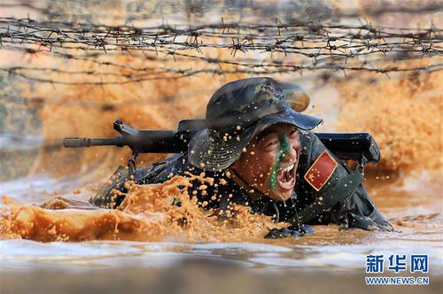 驻澳门部队特种作战连战士在训练中通过泥潭（2019年11月22日摄）。 新华社记者 琚振华 摄