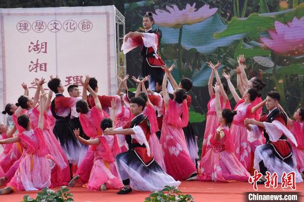 道县师范学校群舞《爱莲说》表演。道县宣传部供图