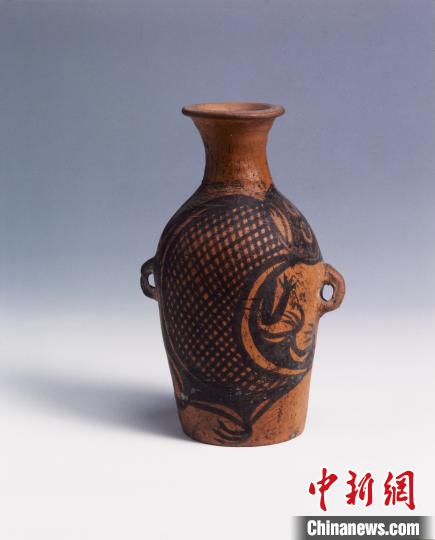 鲵鱼纹瓶 甘肃省博物馆藏 主办方供图 摄