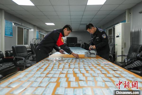 北京铁路警方12月16日发布消息称，一制贩假火车票、假航空运输电子客票行程单的制假窝点15日被警方捣毁。