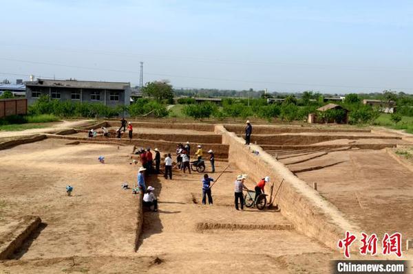 秦始皇陵陵西发现大型墓葬出土珍贵单体金骆驼（图）