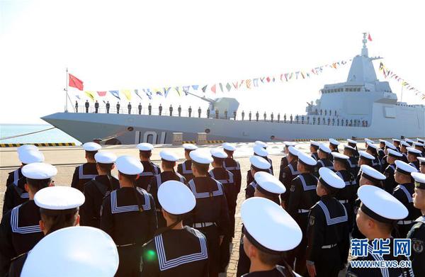 1月12日，中国人民解放军海军055型驱逐舰首舰南昌舰归建入列仪式在青岛某军港码头举行。 新华社发（李唐 摄）
