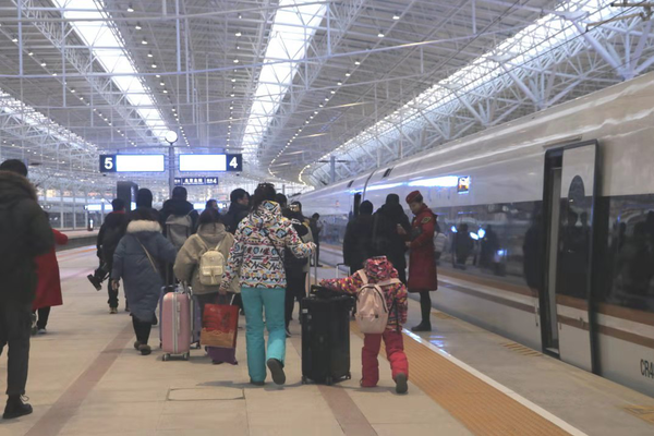 北京北站的站台上准备乘坐京张高铁的乘客