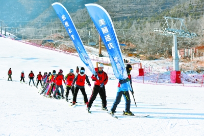 　延庆区冬奥滑雪志愿服务队部分队员亮相。 张延摄