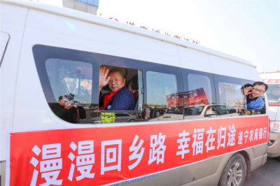 5  客运车辆前来接农民工 全媒体记者刘昌松 摄