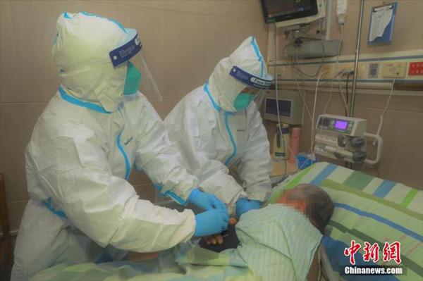 1月22日，武汉大学中南医院全力救治新型冠状病毒感染的肺炎患者。图为抢救重症患者。中新社发 高翔 摄