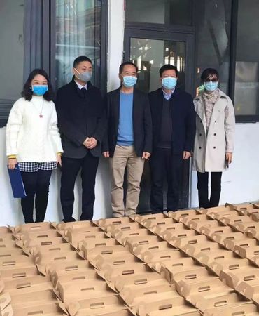 3 图为河源市政协委员梁桂华赠送一批该公司蔬菜基地生产的优质食材给医院。
