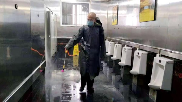 沧州车务段对沿线候车室卫生间进行消毒