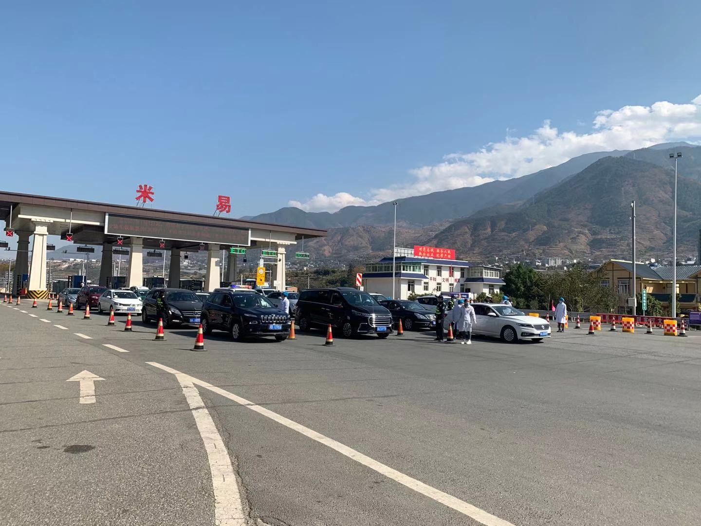 四川省米易县政协委员为人民把好高速路口检测第一道防线