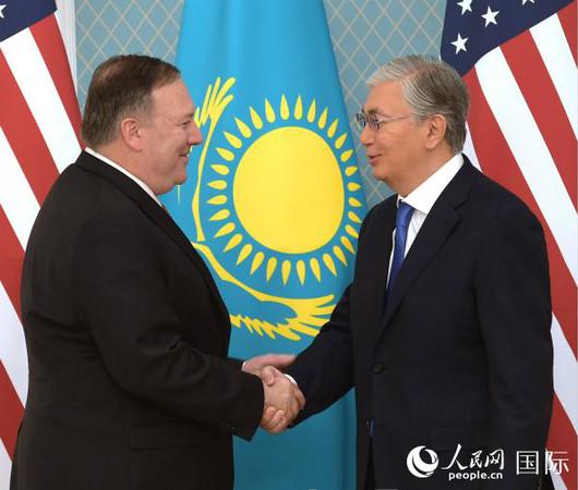 哈萨克斯坦总统托卡耶夫（右）在总统府会见到访的美国国务卿蓬佩奥（哈总统府供图）