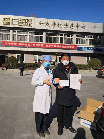 何斌委员向普仁医院医护人员赠送医用外科专用口罩