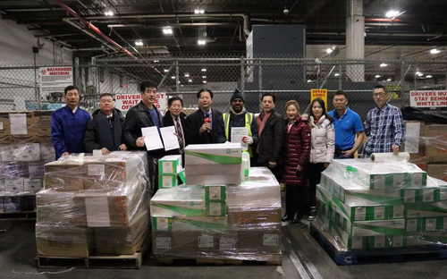 李华（左五）与美国福建华人联合会同仁在肯尼迪机场发送援助物资
