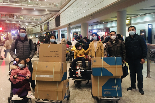 图说：从西班牙回国的旅客，带着巴塞罗那机场“认领”的救援物资，顺利抵达北京首都国际机场。