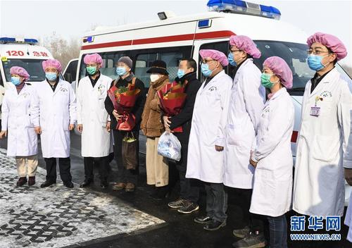 2月11日，在位于乌鲁木齐市的新疆维吾尔自治区传染病医院，三名治愈患者与医护人员合影。 当日，新疆首批3名新冠肺炎患者治愈出院，其中1人曾为重症患者。这是自1月23日新疆首次出现确诊病例以来首批治愈病例。 新华社记者 王菲 摄