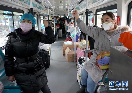 2月11日，华润武钢总医院的医务人员坐上武汉市公交集团公司“疫情应急专车”后集体高呼“加油”，与医院同事告别，奔赴抗疫一线——方舱医院。 新华社记者 王毓国 摄