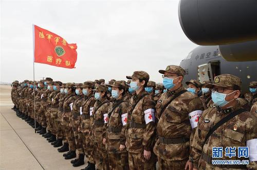 　2月13日，一批增援武汉的军队医护人员抵达武汉天河机场。新华社记者 黎云 摄