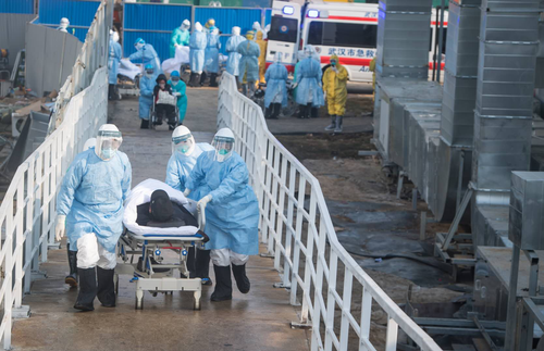 2月4日，医护人员将患者送往病房。 当日，武汉火神山医院开始收治新型冠状病毒感染的肺炎确诊患者。