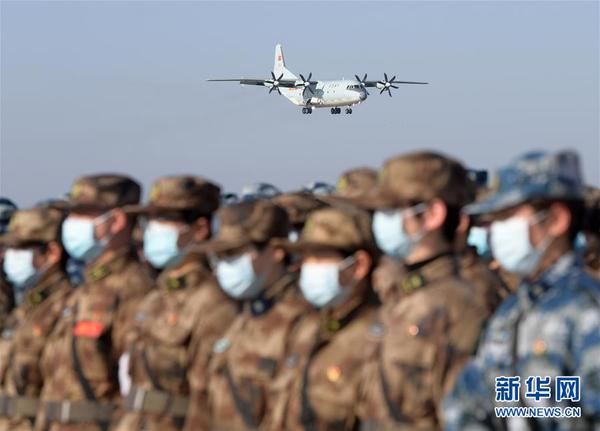 2月17日，空军运输机即将降落在武汉天河机场。新华社记者 李贺 摄