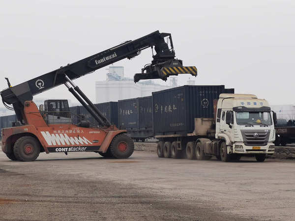 天津货运中心静海营业部运输35吨敞顶箱，确保正常生产秩序。摄影 刘英