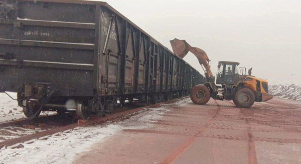 2月15日唐山货运中心汉沽网点为河钢集团发运到侯家庙的铁矿粉装车现场。拍摄 王子军