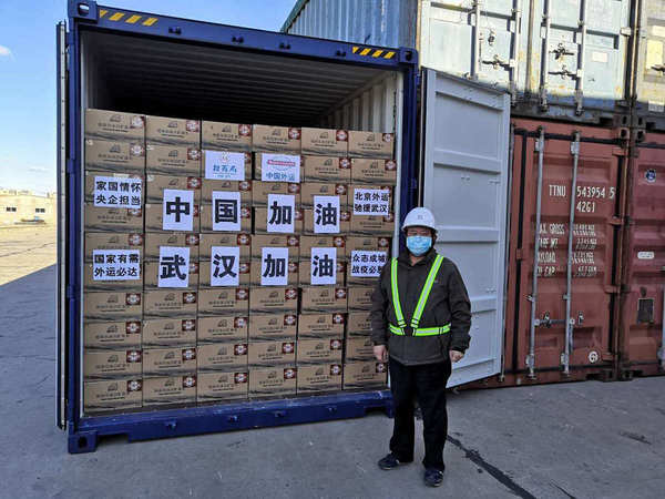 2月16日石景山南站集装箱发往吴家山五百件矿泉水和三百瓶84消毒液。摄影 兰占成
