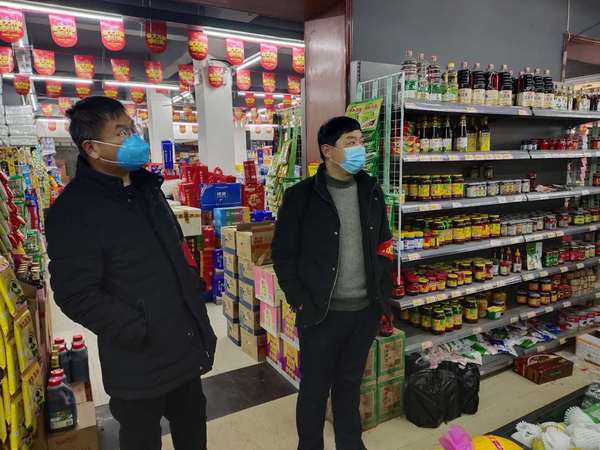 冯营乡党委书记李广君（左一），党委副书记、乡长欧中锋（左二）到超市查看商品物价及消毒情况