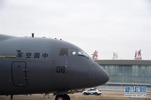 2月13日，一架国产运-20运输机抵达武汉天河机场。新华社记者 黎云 摄