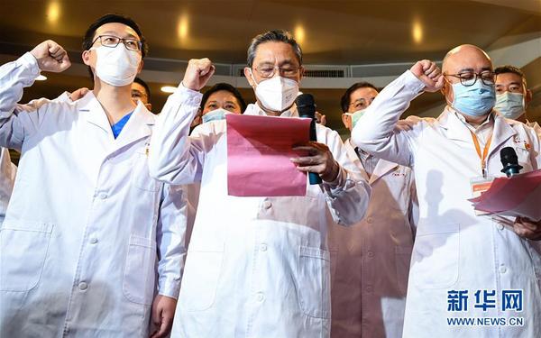 3月2日，钟南山院士（前中）在广州医科大学附属第一医院首批战“疫”一线火线发展党员的入党宣誓仪式上领誓。 新华社记者 邓华 摄