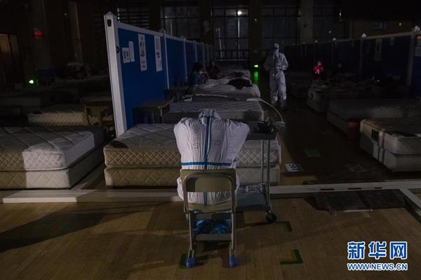 3月9日晚，在位于武汉市洪山体育馆的武昌方舱医院，一名医务人员趴在小架子上休息。 新华社记者 沈伯韩 摄