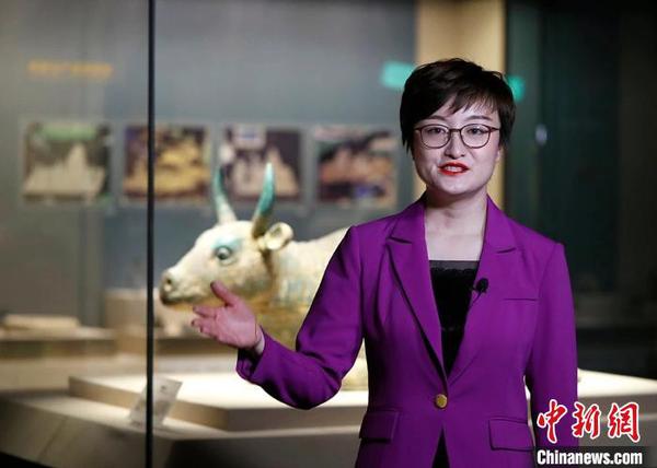 宁夏博物馆讲解员周文訸介绍镇馆之宝西夏“鎏金铜牛”。　于晶 摄