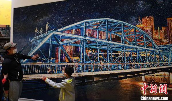 积木“魔法师”21万颗粒“铸”兰州黄河铁桥再现丝路盛景