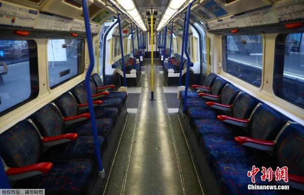 当地时间3月24日，英国伦敦，皮卡迪利线空空荡荡的列车车厢。