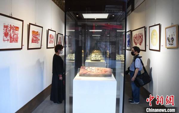 此次展览近百件参展作品，均为福建非遗传承人围绕“战疫”题材的用心之作。　记者刘可耕 摄