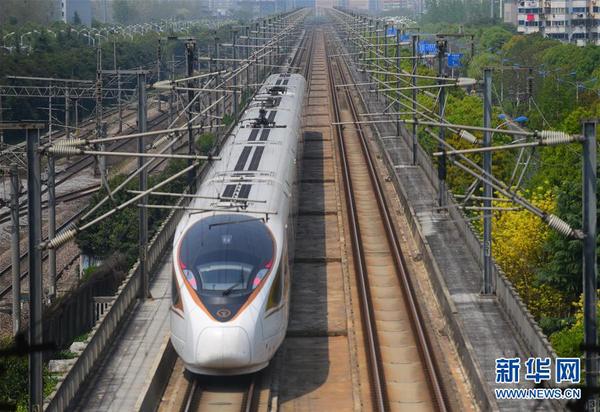 4月9日，一列复兴号动车组列车驶经沪宁城际铁路无锡段。 4月10日零时起，全国铁路将实施新的列车运行图。 新华社发（还月亮 摄）