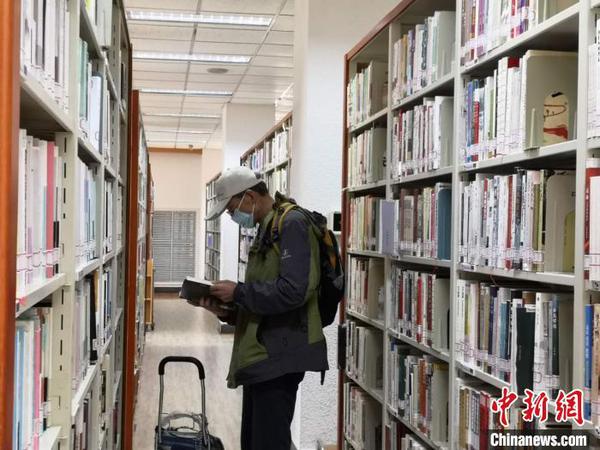 浙江图书馆内，读者在阅读。　童笑雨 摄