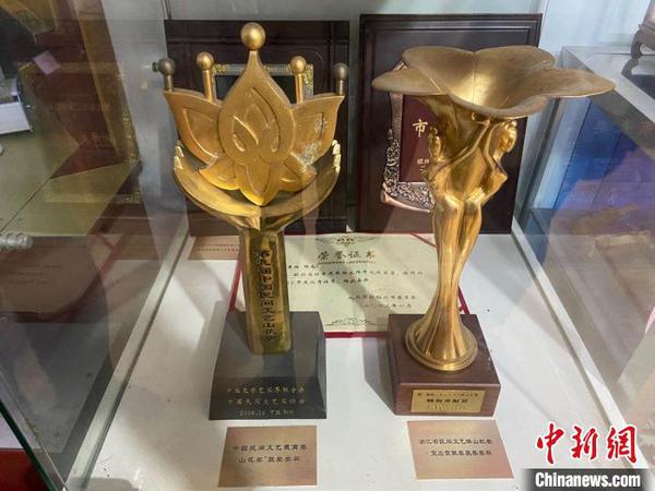 赵秀林铜雕作品获奖的奖杯。　项菁 摄