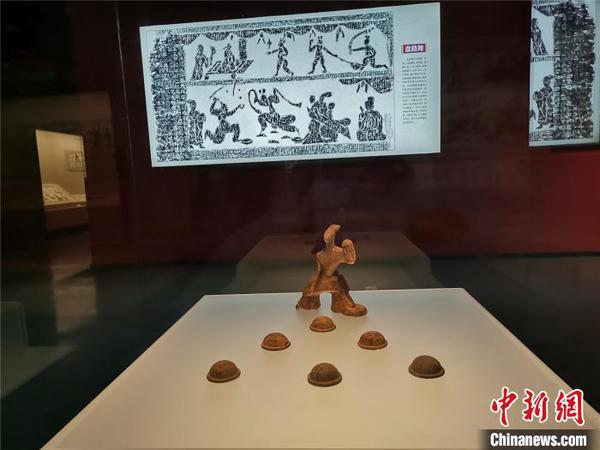 洛阳博物馆展出的汉画像石拓片及文物。洛阳市博物馆供图