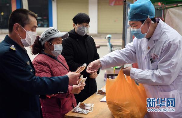 2月20日，华州区中医医院医护人员为西关社区某小区工作人员发放中药药剂。