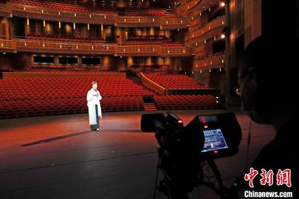 上海京剧院梅派大青衣史依弘背对着空荡荡的上海大剧院座位席，一个人在舞台上熟悉场地。　殷立勤 摄