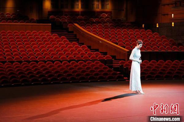 上海京剧院梅派大青衣史依弘背对空荡荡的上海大剧院座位席，一个人在舞台上。　殷立勤 摄