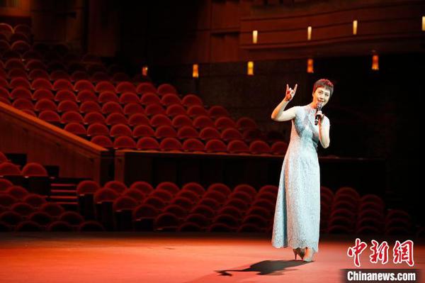 上海京剧院梅派大青衣史依弘背对着空荡荡的上海大剧院座位席，一个人在舞台上，录制京剧《大唐贵妃》选段《梨花颂》。　殷立勤 摄