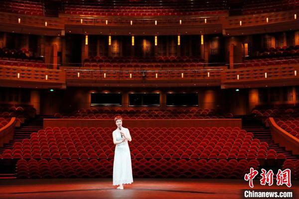 上海京剧院梅派大青衣史依弘背对着空荡荡的上海大剧院座位席，一个人在舞台上，录制京剧《大唐贵妃》选段《梨花颂》。　殷立勤 摄