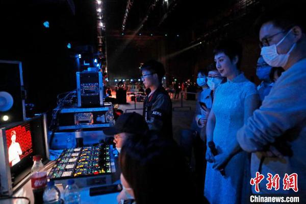 上海京剧院梅派大青衣史依弘正在观看刚录制的京剧《大唐贵妃》选段《梨花颂》。　殷立勤 摄