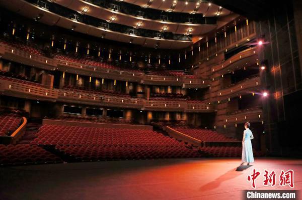上海京剧院梅派大青衣史依弘面对空荡荡的上海大剧院座位席，一个人在舞台上。　殷立勤 摄