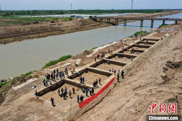 寨卞东南遗址考古发掘工作队伍，由山东省水下考古研究中心人员组成。　韩春义 摄