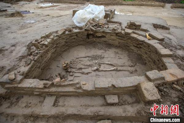 墓室遗址距地表约3米，穴坑内可见完整的古人类遗骸及各种随葬品。　韩春义 摄