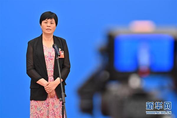 5月24日，在北京人民大会堂新闻发布厅举行全国政协十三届三次会议第二场“委员通道”采访活动。这是全国政协委员甘霖通过网络视频方式接受媒体采访。 新华社记者 李鑫 摄