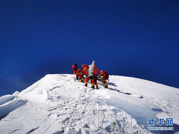 5月27日，2020珠峰高程测量登山队成功登顶。　新华社特约记者 边巴 摄