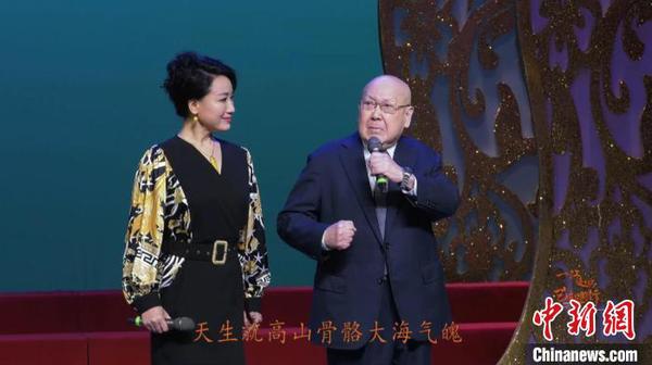 3月26日，著名京剧表演艺术家尚长荣为“一江连心艺起前行”上海京剧院线上演唱会开唱。　上海京剧院供图 摄